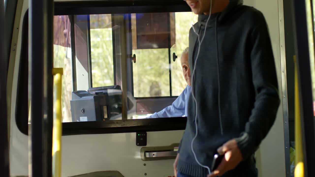 Pendolare uomo che scende dall'autobus 4k