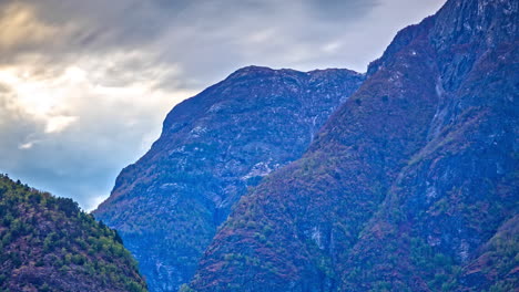paisaje de invierno de montaña de noche