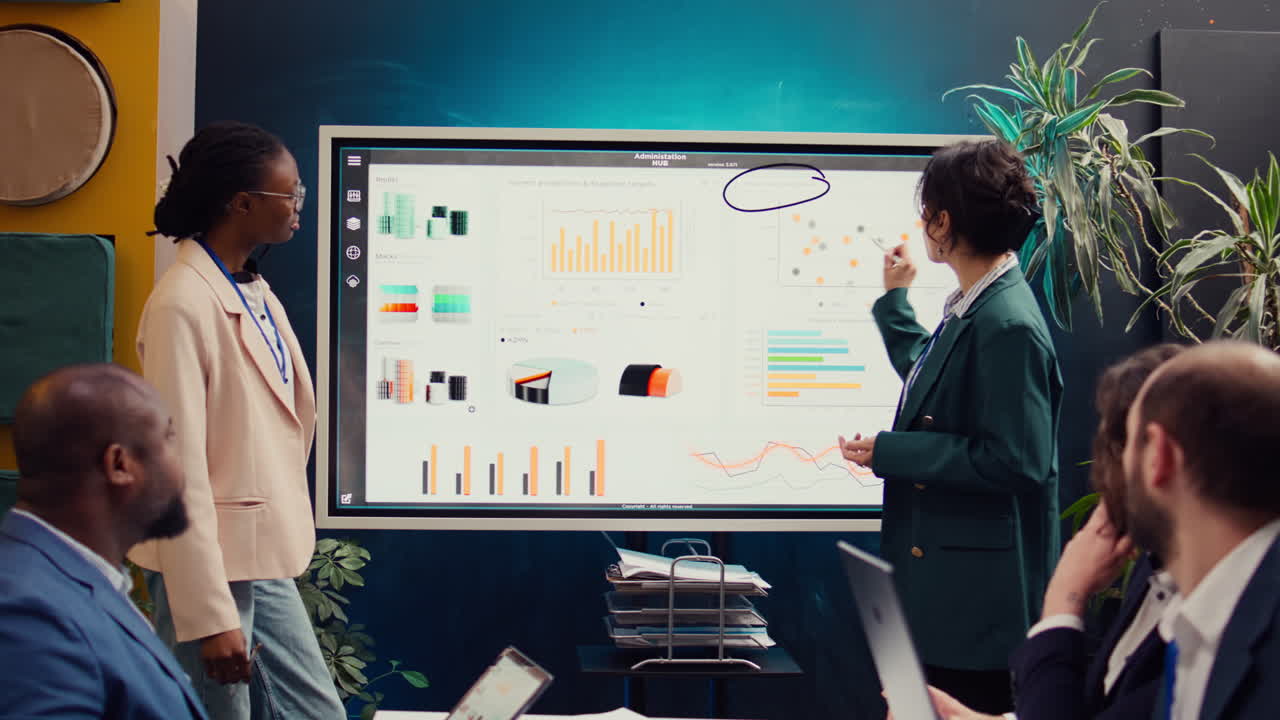 컨퍼런스 에서 인포그래픽을 분석하기 위해 마케팅 및 pr 팀 회의