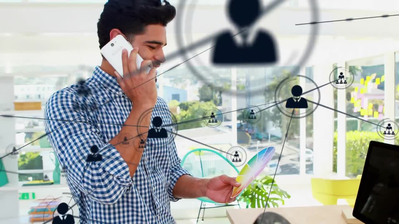 animación de la red de conexiones con iconos sobre el hombre de negocios que usa un teléfono inteligente