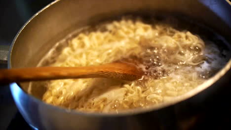 Ramen-noodles-boiling-on-the-stove