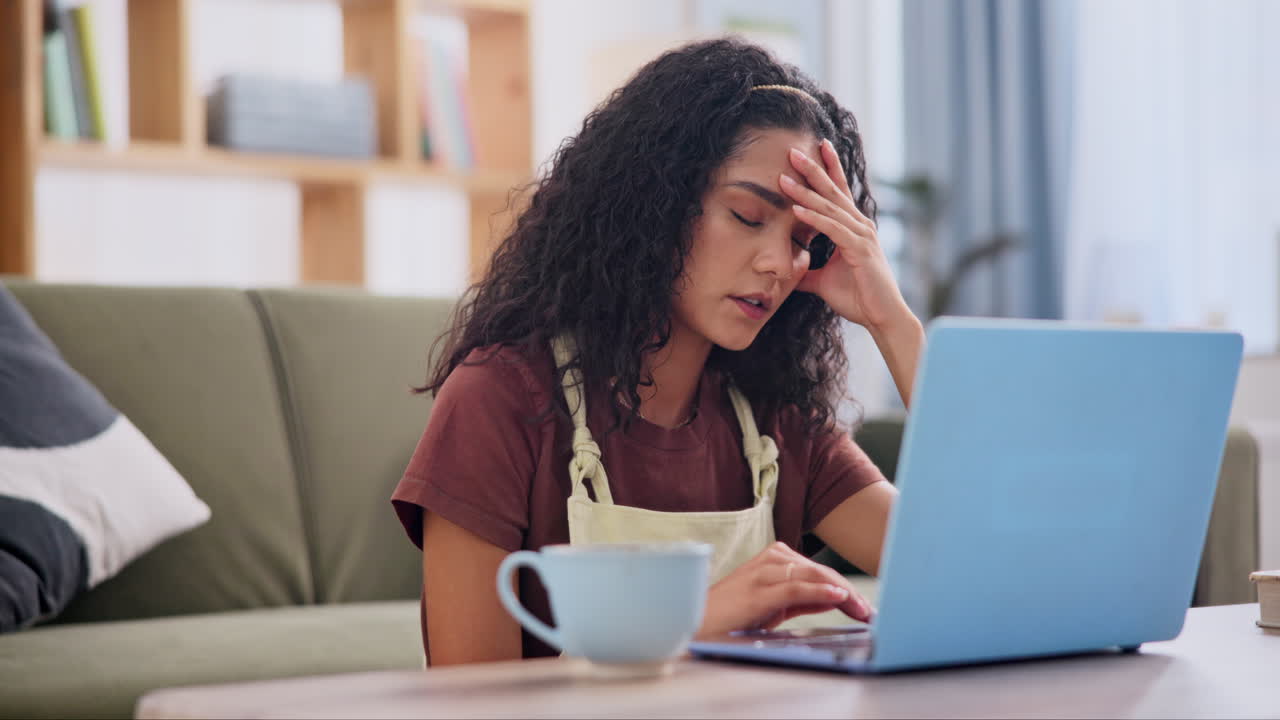 mujer que trabaja desde casa, estresada