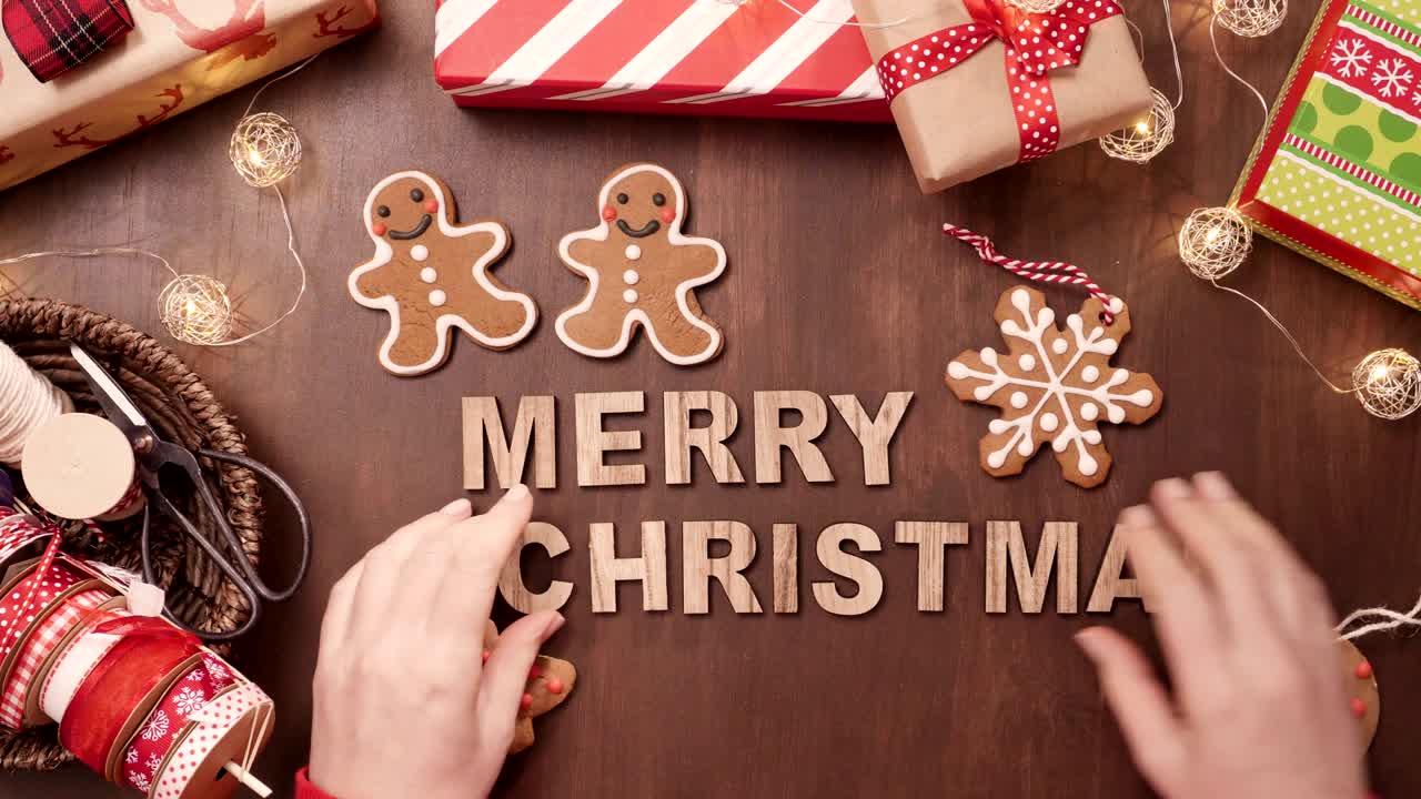 나무 메리 크리스마스 표지판과 전통적인 진저브레드 쿠키 집에서 만든.