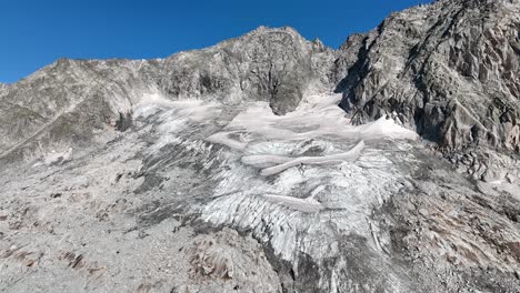 glaciar derretido en los alpes.