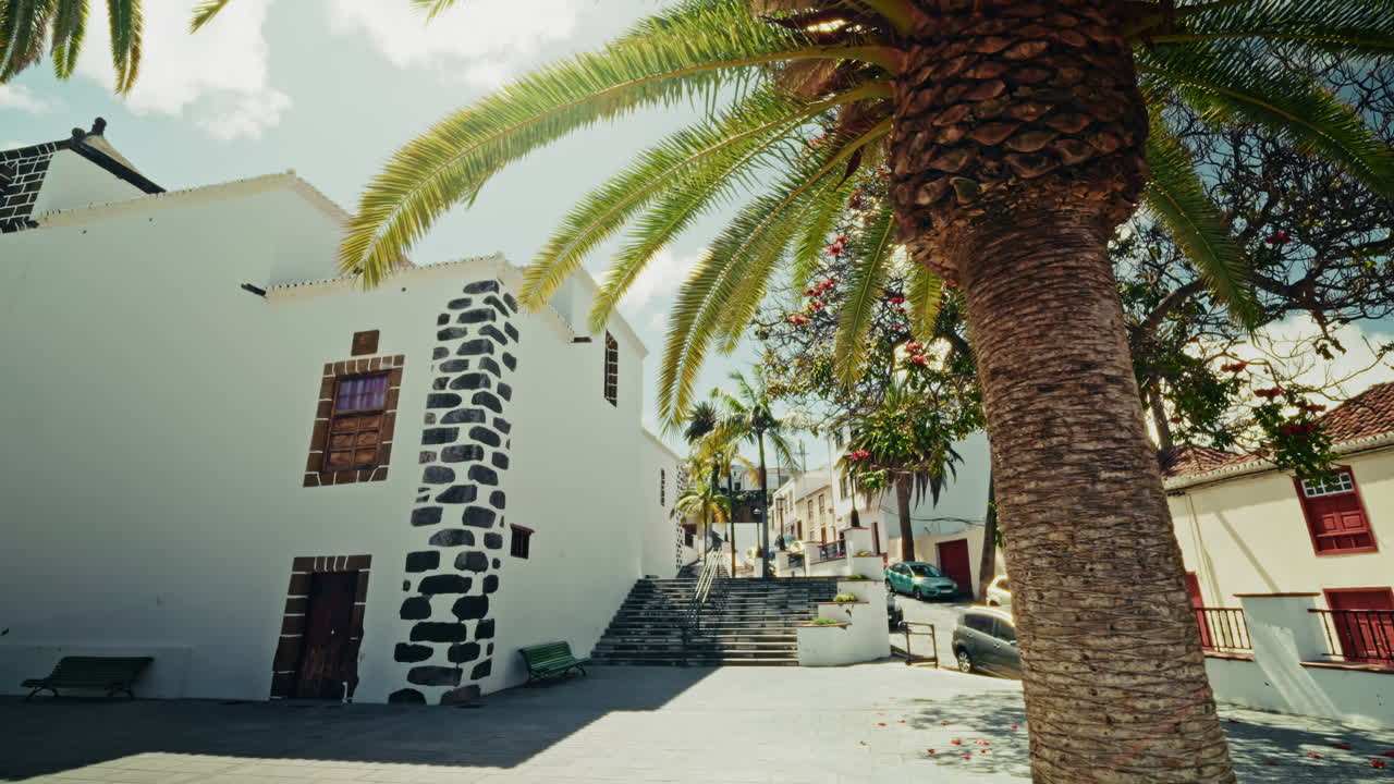 pueblo español con palmeras y arquitectura