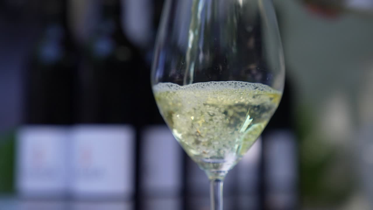 Bicchiere da champagne Cristal riempito di champagne.
