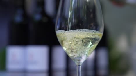 vaso de champán de cristal lleno de champán