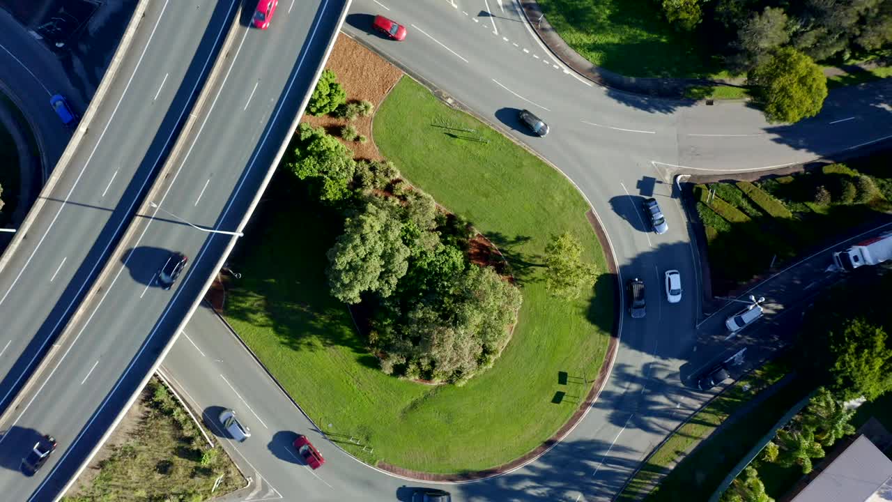 vista aérea del cruce de la autopista redonda en mcdowall, queensland - australia