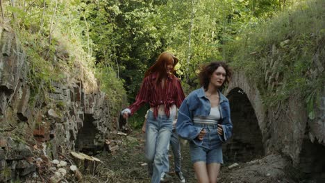 amigos explorando las ruinas de un bosque.