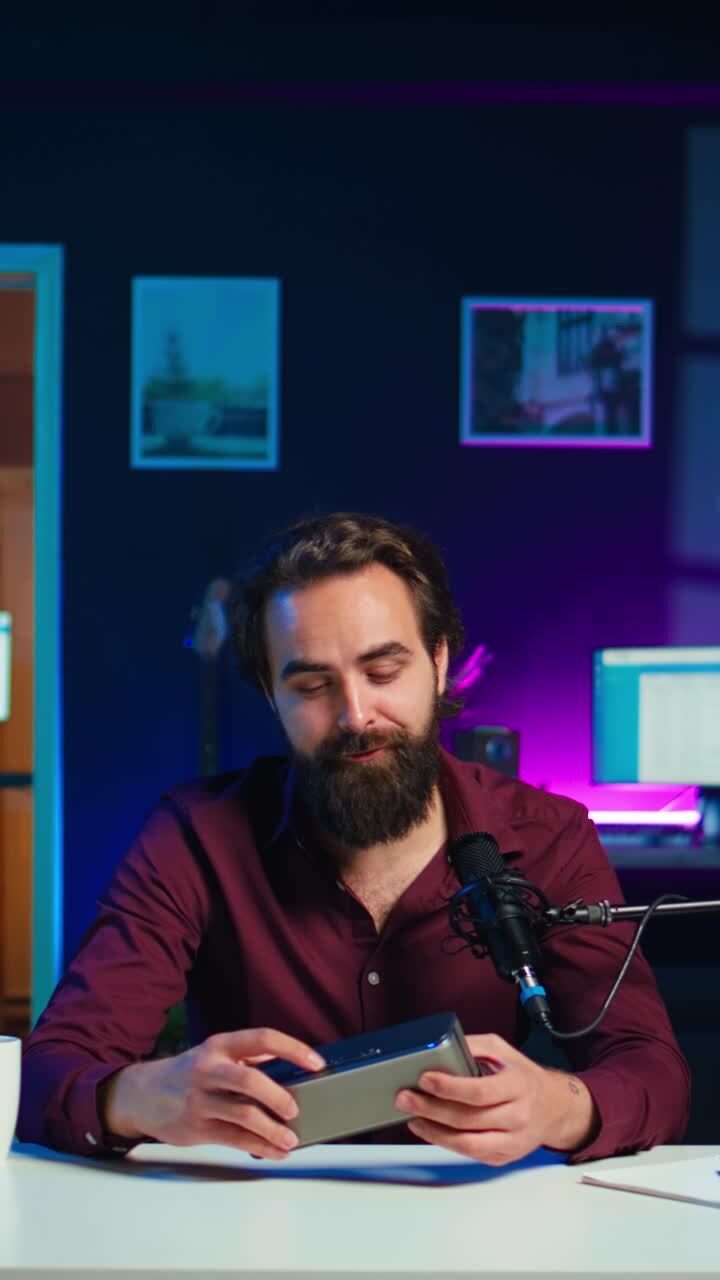 Video verticale Influencer Jolly che presenta un dispositivo per la riproduzione di musica
