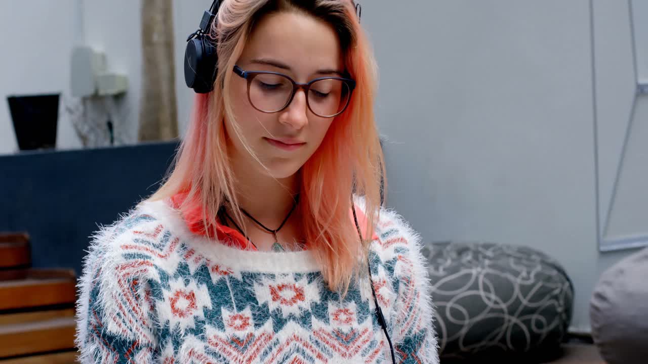 mujer ejecutiva escuchando música en auriculares 4k