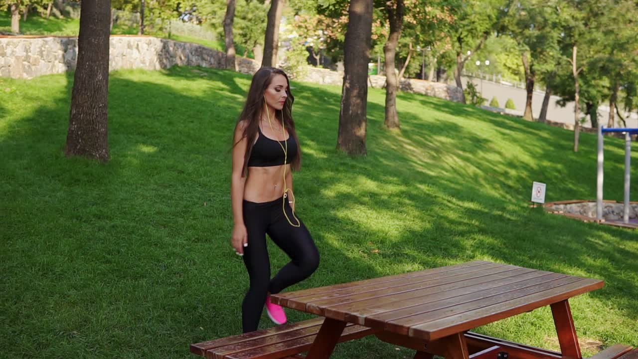 pies y piernas de mujer corriendo por las escaleras de cerca. mujeres deportivas usando zapatos deportivos para correr mientras entrenan en un día soleado en el parque