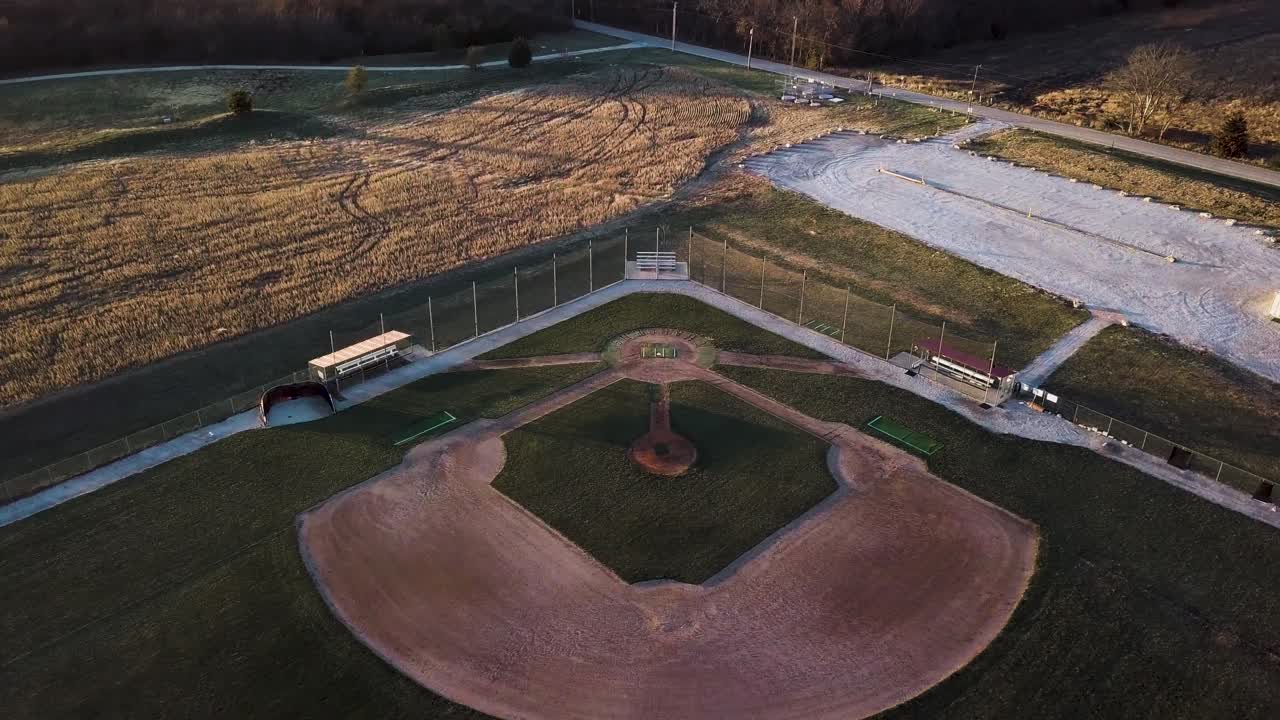 Volo drone 4K intorno a un campo da baseball rurale