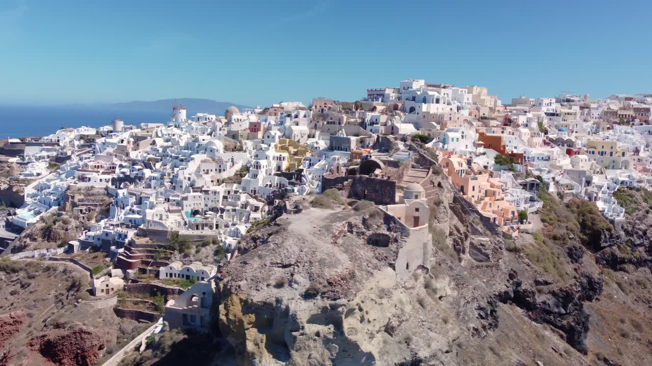 volando sobre la ciudad de oia en santorini grecia