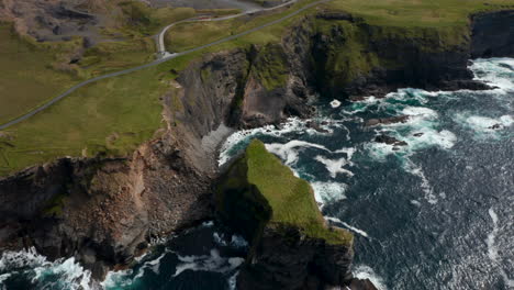 Hohe-Betrachtungswinkel-Von-Kochendem-Wasser-An-Der-Küste.-Wellen-Rollen-Und-Krachen-An-Der-Küste.-Grüne-Wiesen-über-Hohen-Steilhängen.-Kilkee-Cliff-Walk,-Irland