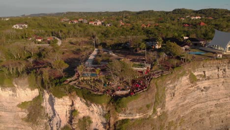 drone cinematográfico alrededor del bar del punto de puesta de sol del acantilado en la isla de bali