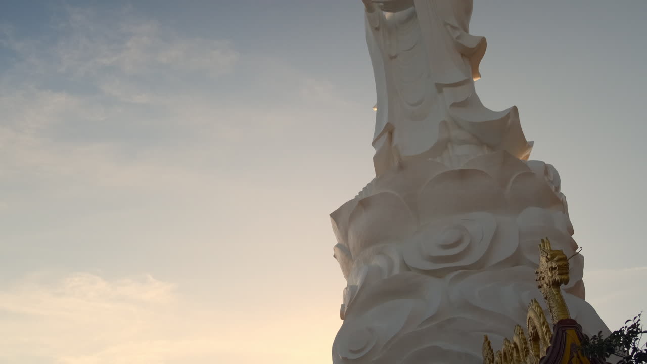 Primo piano di una statua buddista bianca