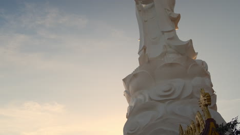 primer plano de una estatua budista blanca