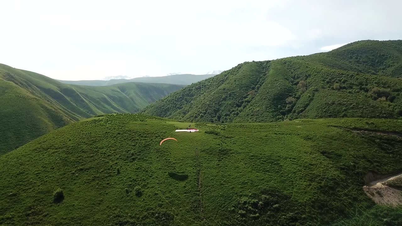 산에서 패러글라이딩. 초록색, 언덕