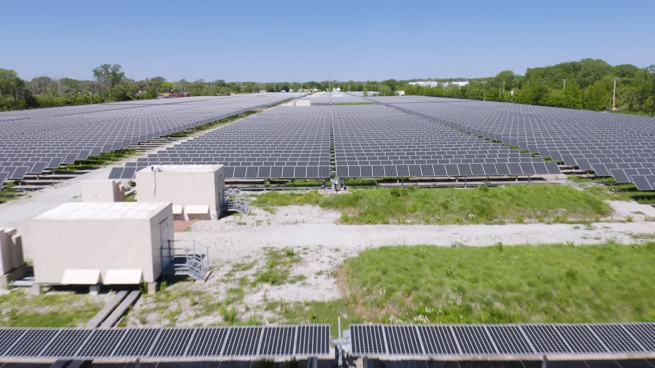 vista aérea baja de la planta de energía solar
