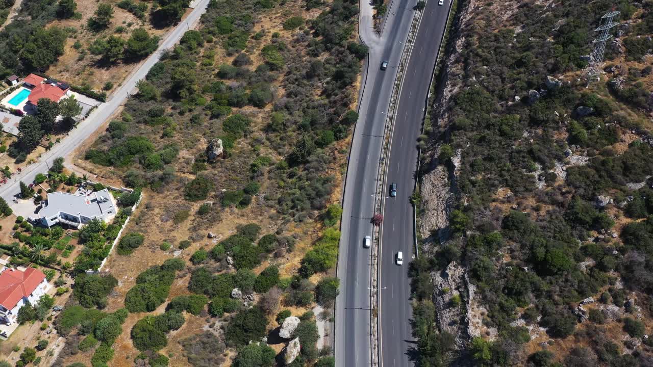 toma aérea sobre la carretera principal hacia la ciudad de nicosia, van life, viaje por carretera