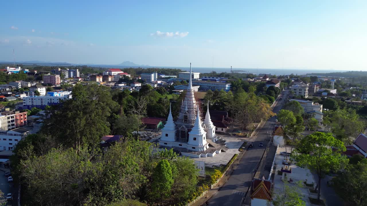 Khu phức hợp chùa Thái truyền thống thanh bình, phong cảnh nhiệt đới