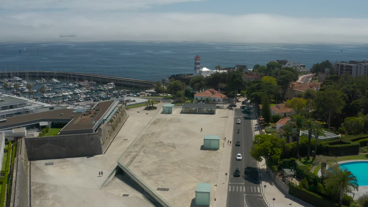 полет в сторону пристани кашкайш, пришвартованные парусные лодки морской пейзаж