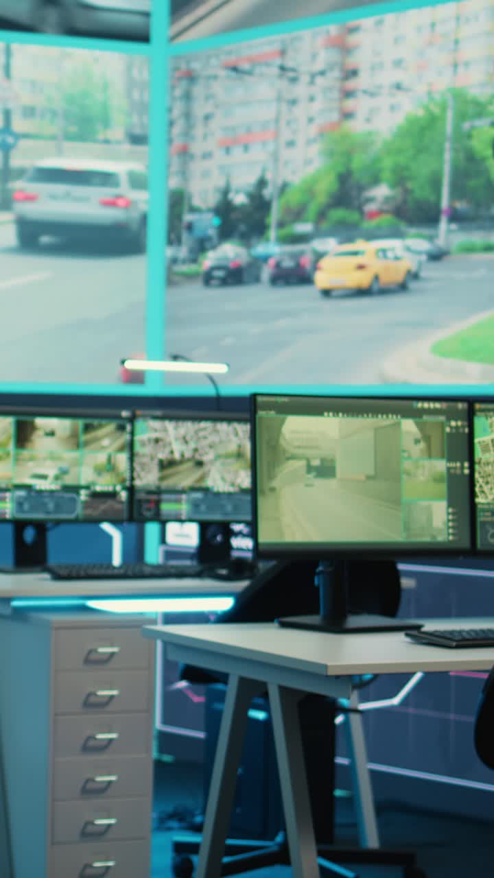 Sala di controllo vuota con monitor che mostrano la sorveglianza del traffico cittadino