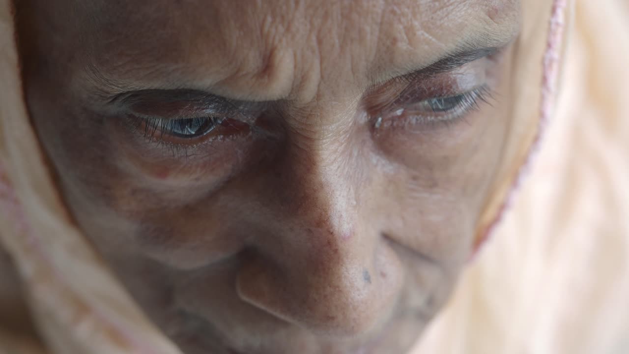 primer plano de una mujer anciana