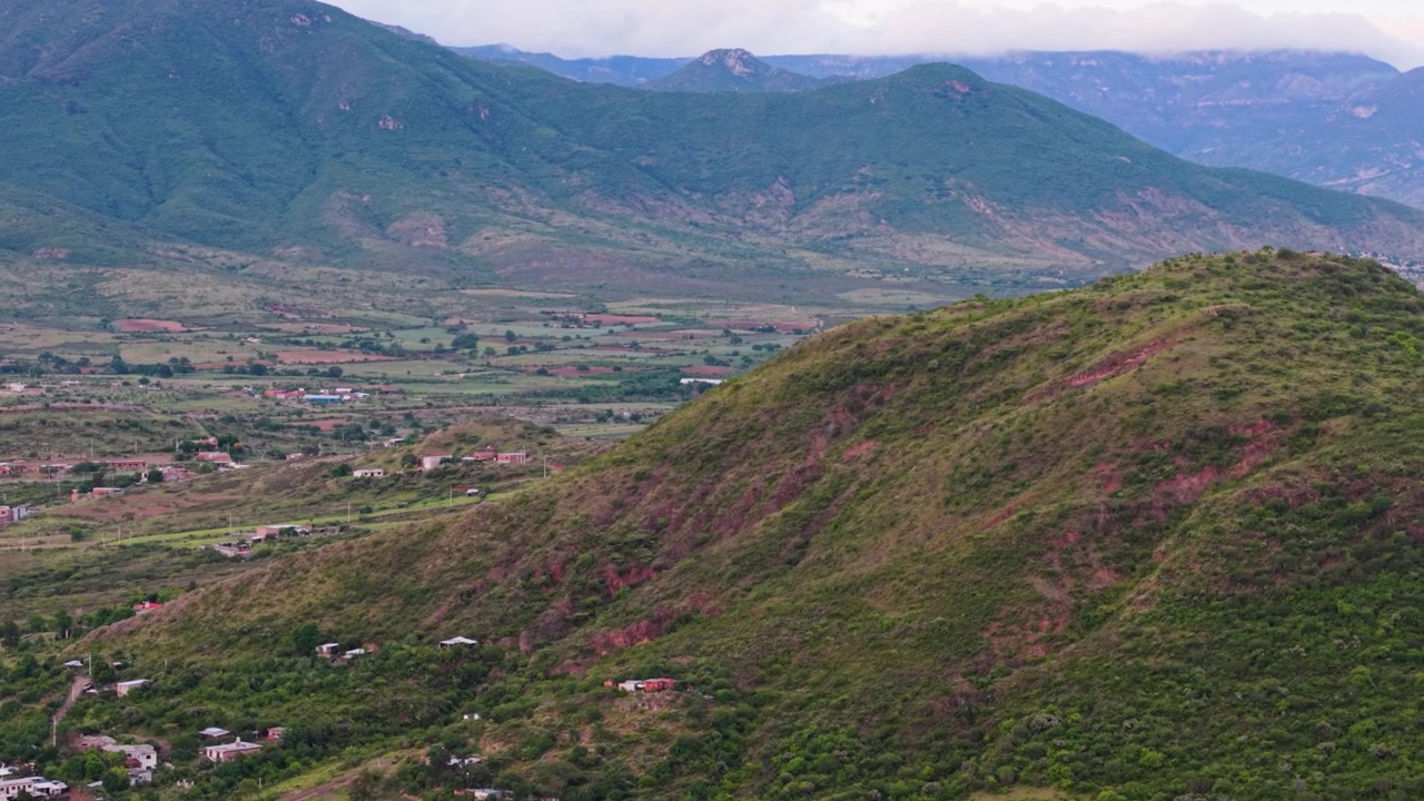 Panorama aereo al tramonto attraverso le aspre valli di Oaxaca, Messico.