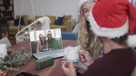 Feliz-Pareja-Caucásica,-Madre-E-Hija-Teniendo-Videollamada-Navideña-Con-Computadora-Portátil,-Cámara-Lenta