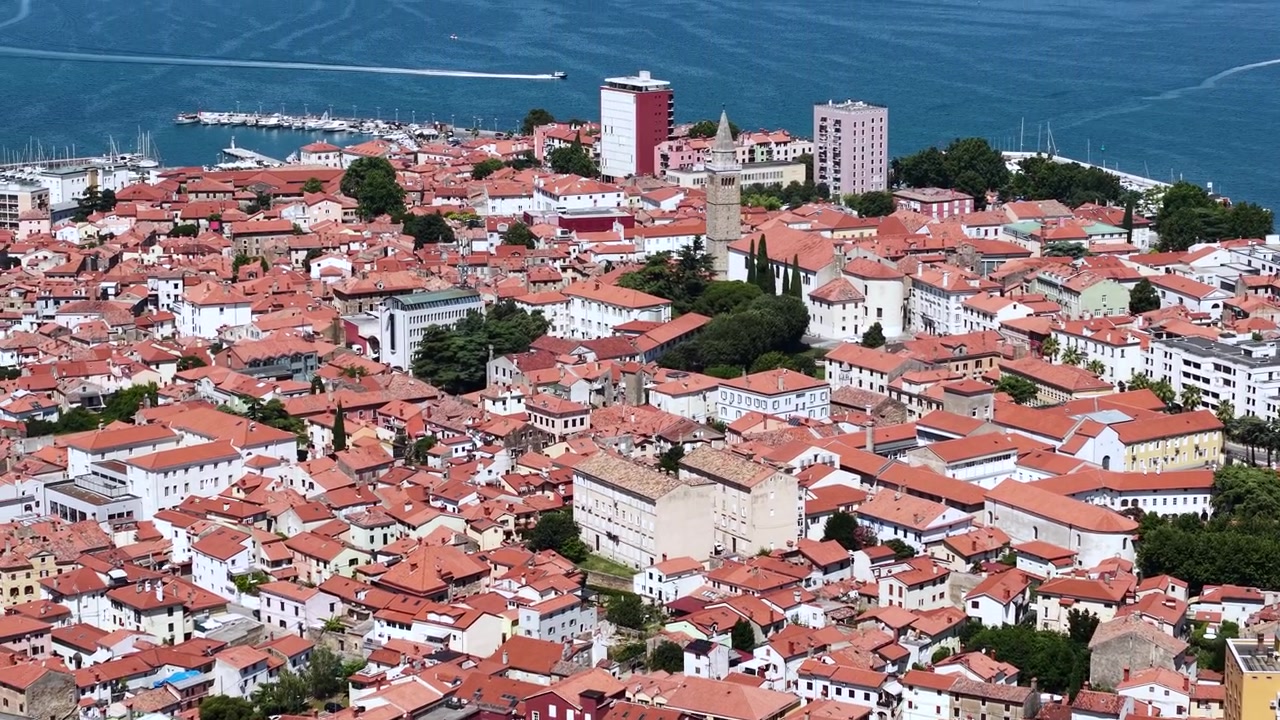 Città Vecchia di Capodistria, Slovenia, ripresa con drone degli edifici centrali e della Cattedrale, punto di riferimento.