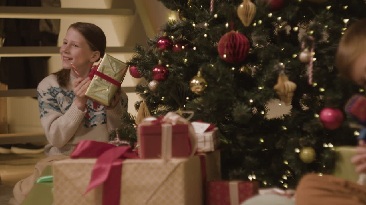niños abriendo regalos de Navidad