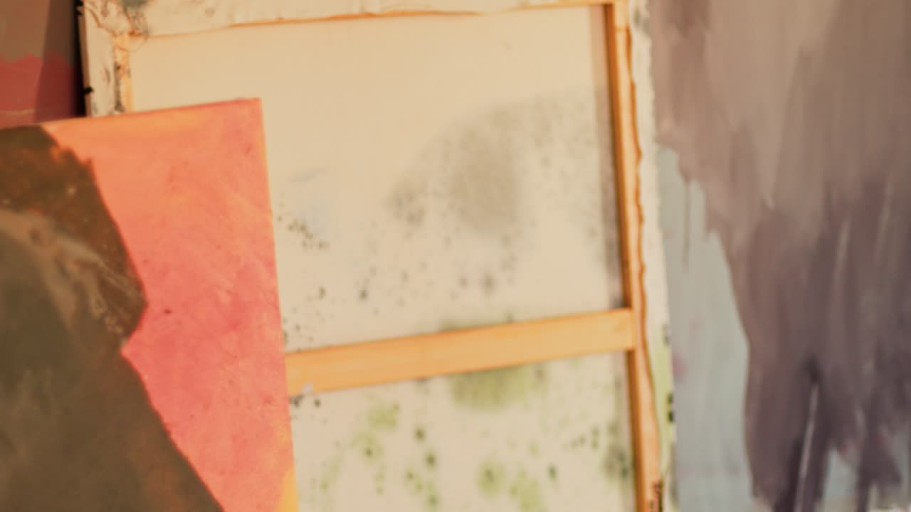 아티스트 워크샵에서 미완성 그림의 상단에서 다른 캔버스로 패닝