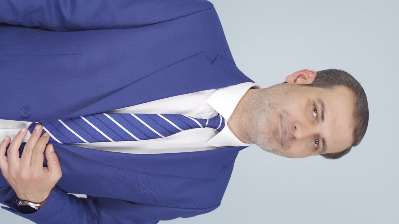 video vertical de un hombre de negocios diciendo que no a la cámara.