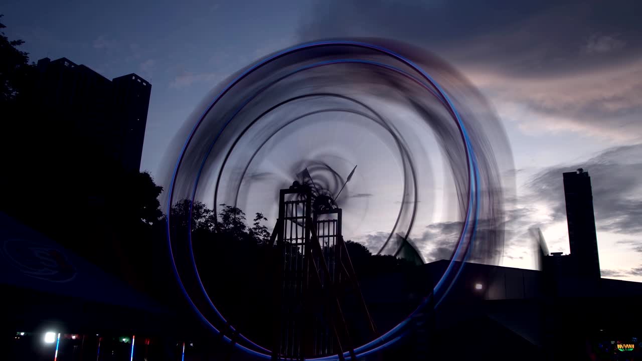 페리스 은 저녁에 해가 지기 전에 도시 개념에서 회전합니다.