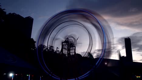 la rueda de la fortuna gira por la noche antes de la puesta del sol en el concepto de la ciudad, el lapso de tiempo,