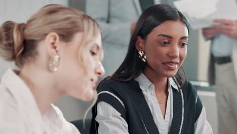 businesswomen collaborating in the office