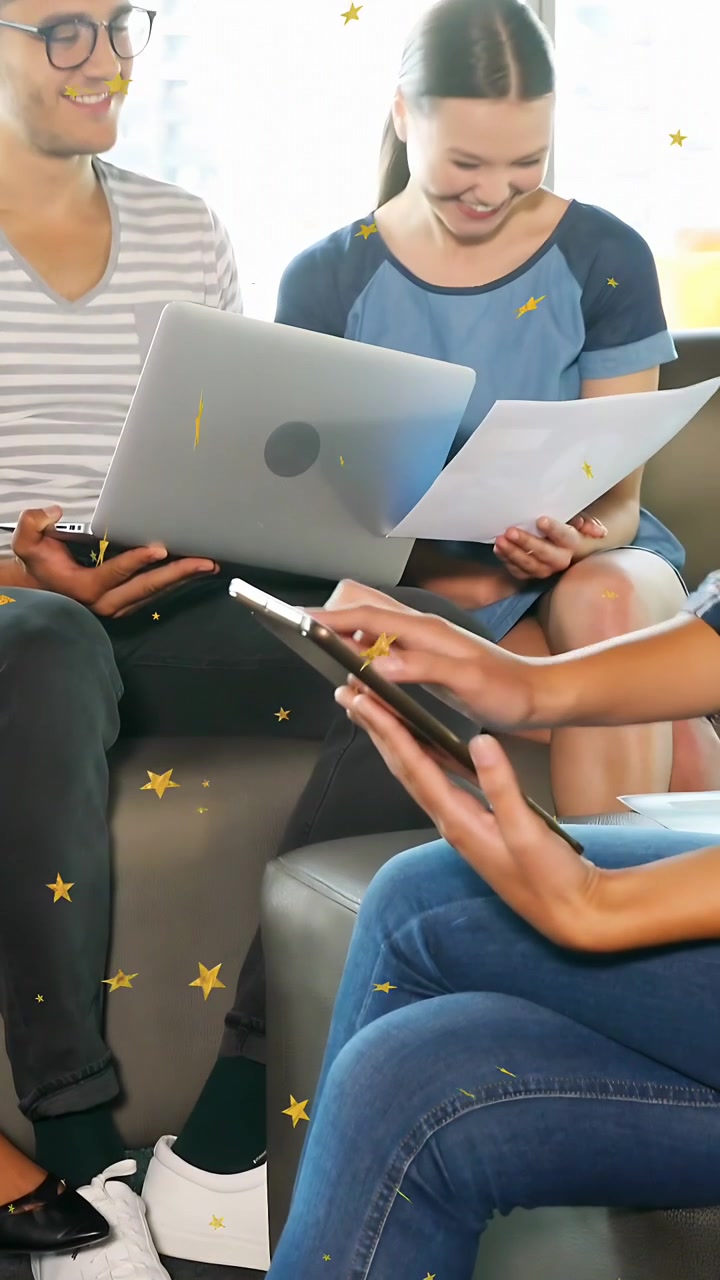 Video verticale: Coppia che esamina documenti aziendali e un laptop, con un telefono in primo piano che mostra stelle dorate in sovrapposizione