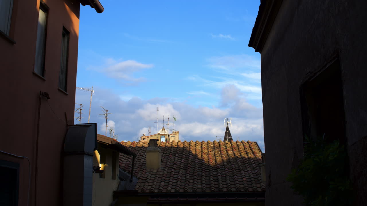 테라코타 지붕 뒤로 지나가는 구름의 시간 경과