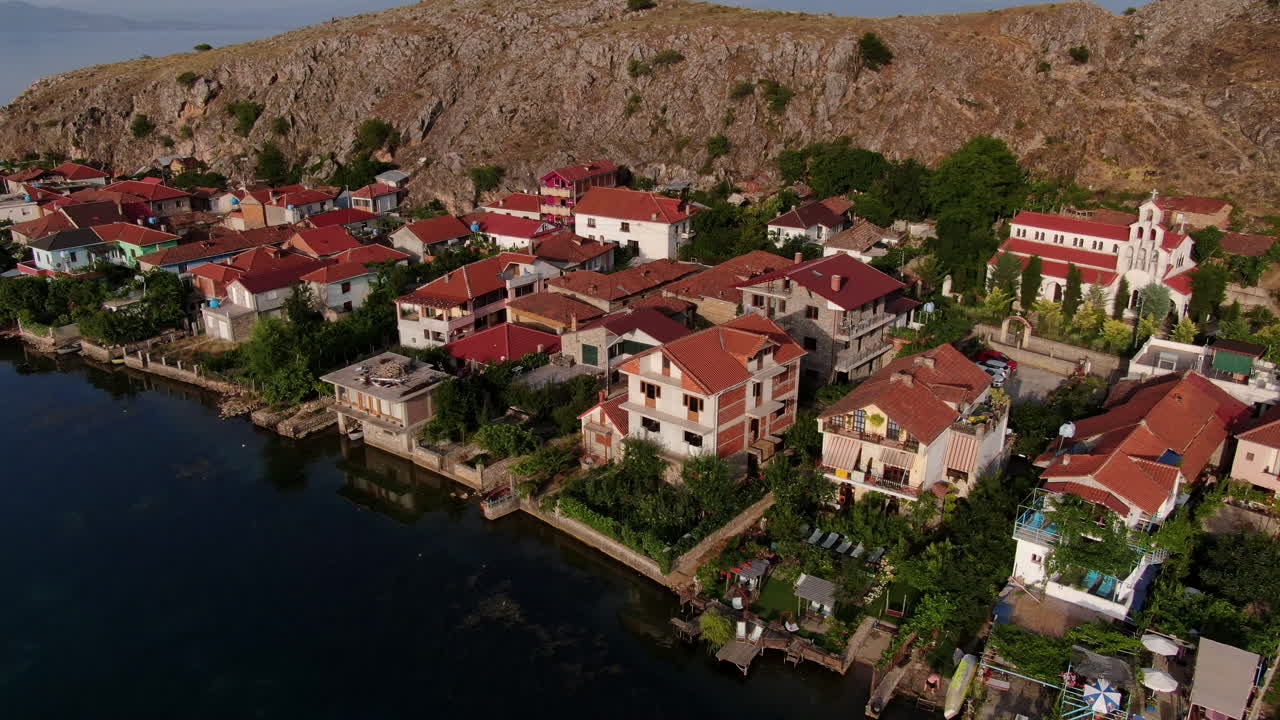 panorámica aérea del pintoresco pueblo de lin en una península a lo largo del lago ohrid, albania