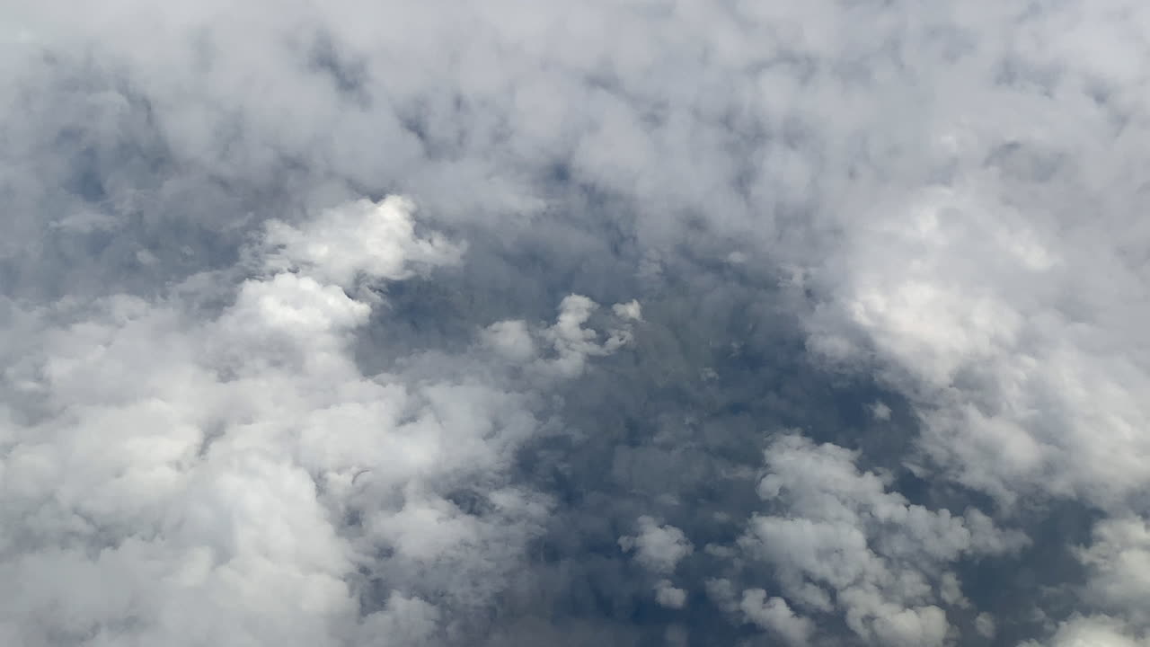 Vista di nuvole dense e celestiali dal finestrino dell'aereo. Aerea.