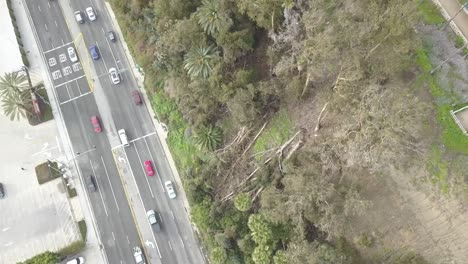 mirando hacia abajo en una vista aérea de la carretera frente al mar