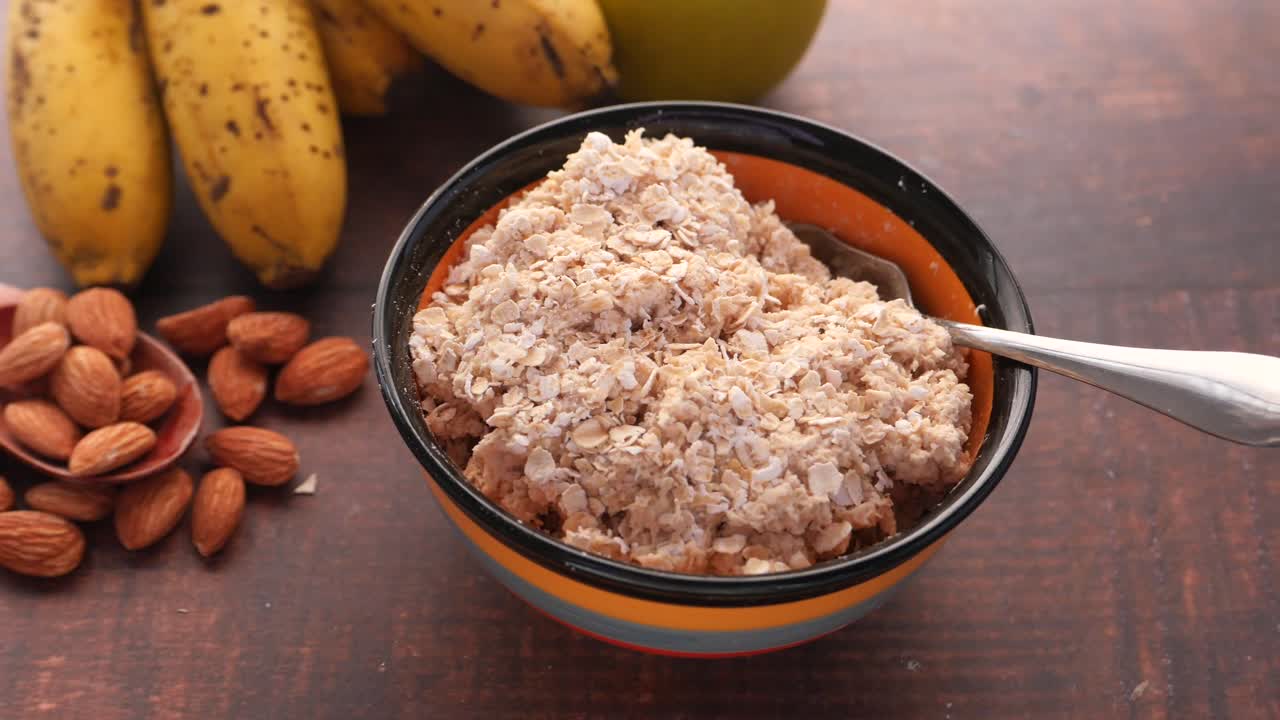 harina de avena saludable con frutas y nueces