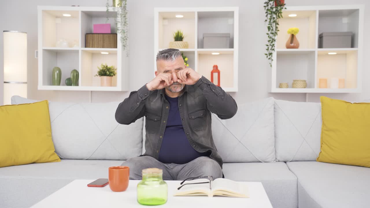 시야가 흐려지죠.