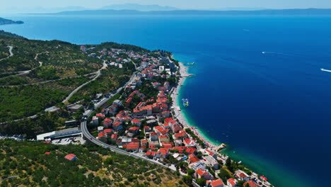 vista aérea sobre la ciudad de podgora en la soleada riviera makarska, croacia