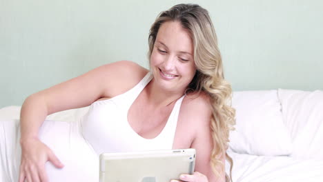 Pregnant-woman-using-tablet