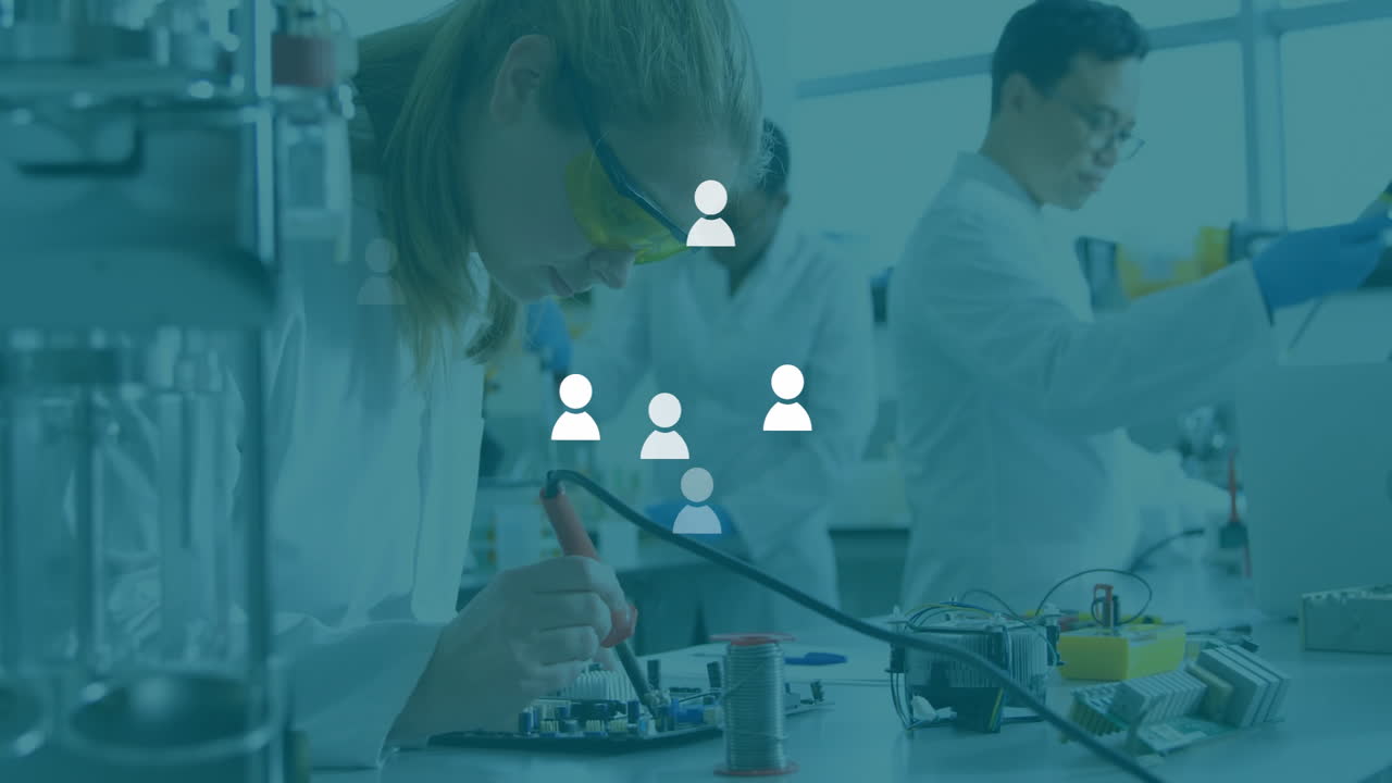 Ricercatori elettronici che saldano un circuito stampato in laboratorio, presentando sovrapposizioni animate di grafici dati.