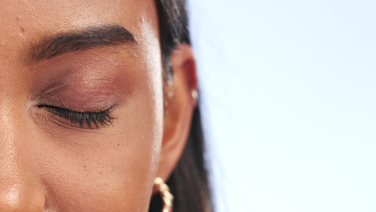 mujer, confundida y de primer plano de ojo en el estudio