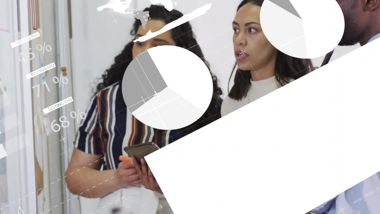 animación de la interfaz infográfica sobre diversos compañeros de trabajo discutiendo la estrategia en la pizarra